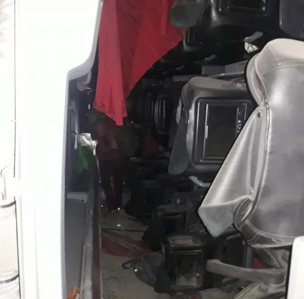 Virajı alamayan yolcu otobüsü devrildi! Bölgede çok sayıda yaralı var